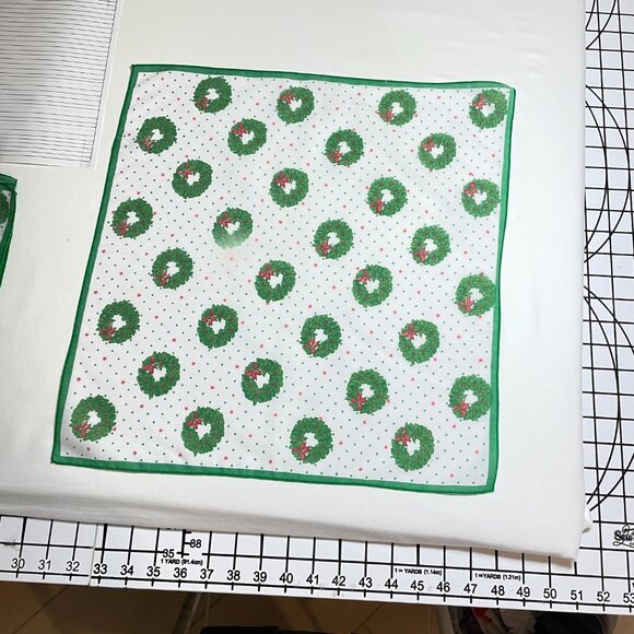 Pier 1 Cloth Christmas Napkins with Wreath designs set of 6 (JCLin-04) - Picture 4 of 6